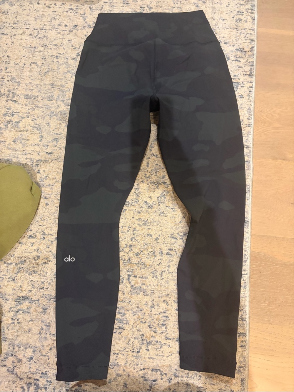 ALO Yoga Black & Dark Green Camo High-Rise Leggings size M - Picture 2 of 3